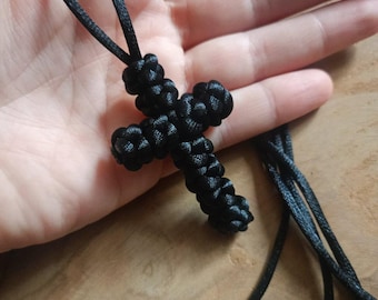 Colgante de cruz ortodoxa anudada. Nudo grande anudado cristiano.