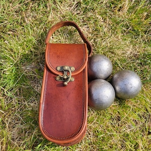 Leather bag for petanque balls