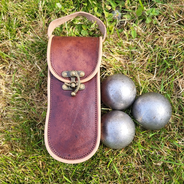 Leather bag for petanque balls