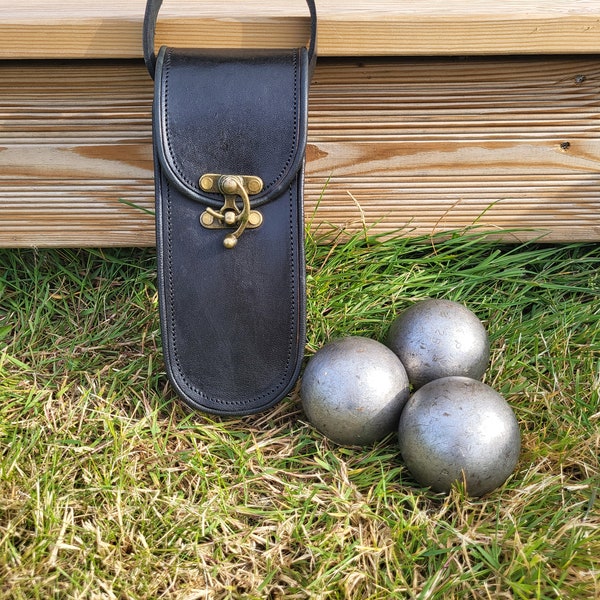 Bag for petanque balls in leather