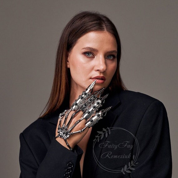 Skeleton Hand Bracelet – Project Yourself