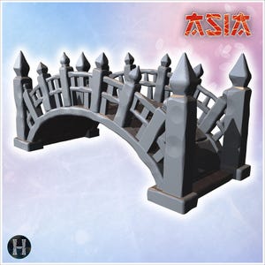 Peut inclure: Un pont miniature gris en arc avec des garde-corps décoratifs et des flèches pointues. Le pont a un design incurvé et est étiqueté avec le mot "ASIA" en caractères japonais rouges. C'est un objet décoratif.