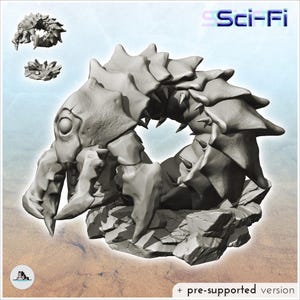 Op de afbeelding: Een grijze, 3D-geprinte sci-fi-creatuur met een gesegmenteerd lichaam en scherpe klauwen, geplaatst op een rotsachtige basis. De afbeelding bevat twee kleinere versies van het wezen en de tekst "Sci-Fi". Het is een pre-supported versie.