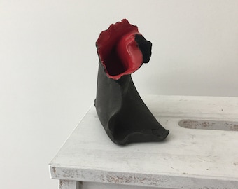 Ruffle vase in black and red