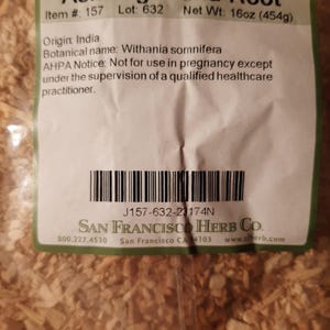 Puede incluir: Un paquete de ra&iacute;z de Ashwagandha con una etiqueta. La etiqueta incluye el texto "Ashwagandha Root", "Peso neto: 454g", y "SAN FRANCISCO HERB CO."