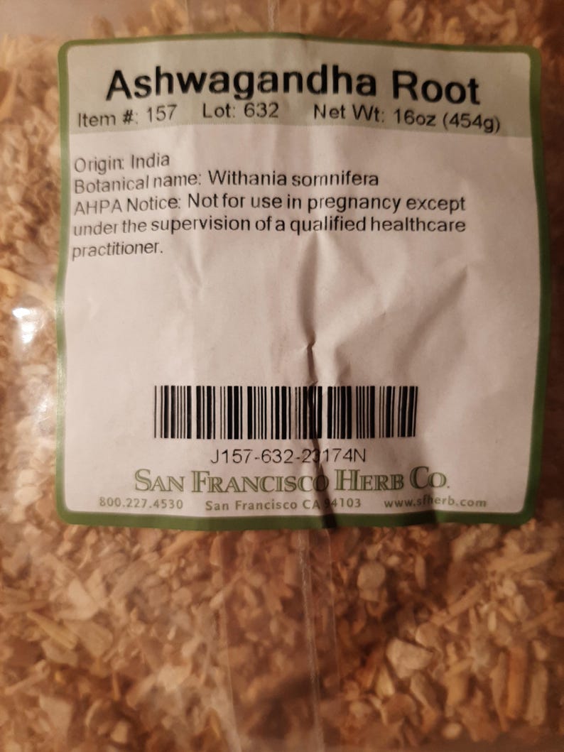 Puede incluir: Un paquete de ra&iacute;z de Ashwagandha con una etiqueta. La etiqueta incluye el texto "Ashwagandha Root", "Peso neto: 454g", y "SAN FRANCISCO HERB CO."