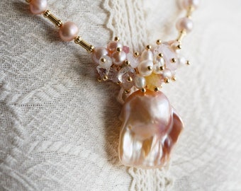 Collar de flores en racimo de perlas barrocas naturales