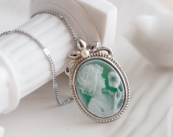 Collier camée en agate verte à deux couches Aubrie