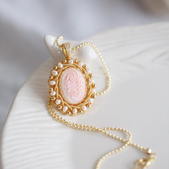 Rheda Pink Conch Shell Cameo Pendant Necklace