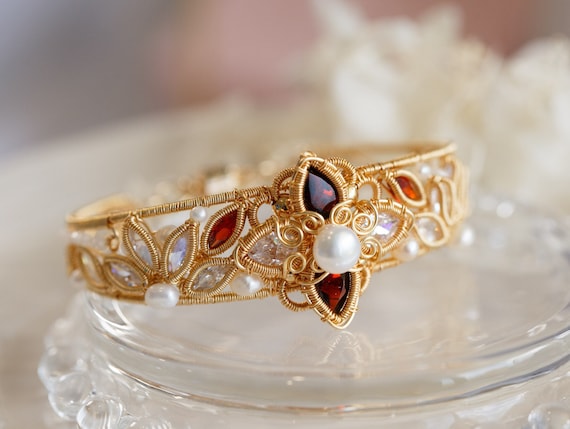 Lucine Garnet Gemstone Star Bangle