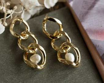 Rory Pearl in Gold Chain Dangle Earrings