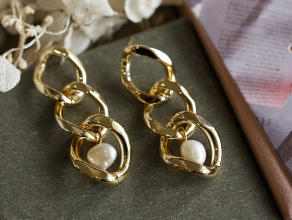 Rory Pearl in Gold Chain Dangle Earrings