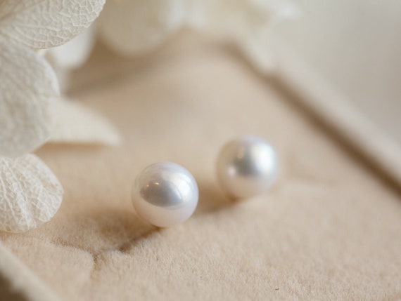 Aria Strong Lustre Round Pearl Stud Earrings