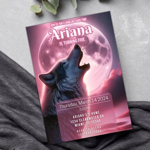 Puede incluir: Una invitación de cumpleaños rosa y morada con una silueta de lobo aullando frente a una luna llena. El texto dice "Únete a nosotros para un buen momento aullando Ariana está cumpliendo cinco años. Jueves, 14 de marzo de 2024, 5:00 PM, Casa de Ariana, 1234 Clearwater Dr, Miami, FL 12345, RSVP a Elena 123-456-7890."