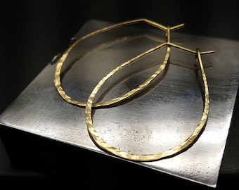 Brincos de argola oval grandes em ouro amarelo maciço 14K martelado à mão.