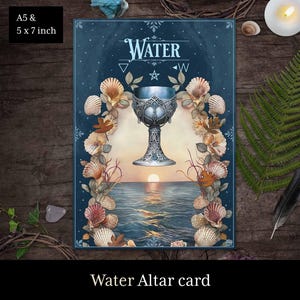 Puede incluir: Tarjeta de Altar de Agua con un fondo azul y un cáliz plateado en el centro. El cáliz está rodeado por una corona de conchas marinas y algas. El texto "WATER" está en la parte superior de la tarjeta.