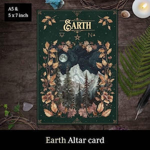 Puede incluir: Una tarjeta verde con un borde dorado y la palabra "EARTH" en letras doradas. La tarjeta presenta una ilustración de acuarela de una cordillera con una luna llena en el cielo. La tarjeta está rodeada por un borde de hojas marrones y doradas. La tarjeta está etiquetada como "Earth Altar card".