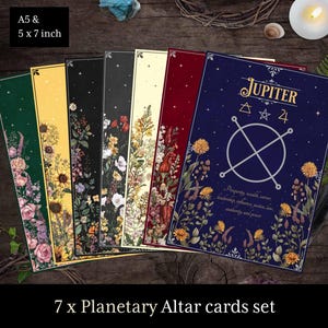 Puede incluir: Conjunto de siete cartas de 12,7x17,8 cm con símbolos planetarios y diseños florales. Cada carta tiene un símbolo y un esquema de color diferente. Las cartas están impresas en cartulina de alta calidad y son perfectas para usar en el trabajo del altar, la magia o la meditación.
