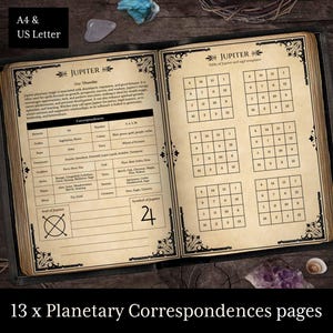 Pode incluir: Um diário de estilo vintage, encadernado em couro, com uma página aberta para uma seção intitulada "Júpiter". A página apresenta uma tabela de correspondências para o planeta Júpiter, incluindo seu dia, elemento, signo do zodíaco, cor, metal, erva e símbolo. A página oposta apresenta uma grade de números, provavelmente para uma prática mágica ou astrológica.