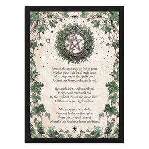 Puede incluir: Una impresión enmarcada con un pentagrama rodeado de una corona de hiedra. La impresión presenta un poema sobre la paz, la prosperidad y hacer de una casa un hogar. El fondo es beige claro con un sutil patrón de estrellas.