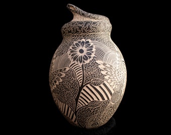 Pot Mata Ortiz fait à la main : Colibri et fleurs du désert Sgraffito Design avec serpent, art unique du nord du Mexique