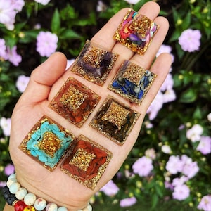7 Pcs 1.2 Inch Small Mini Orgonite Pyramid Porstive Energy Generator Healing Meditation Reiki Tool, Home Decor Spiritual Gifts
