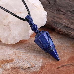 Halsband med naturlig lapis lazuli-pendel: Hänge med insvept ädelsten Gåvahänge