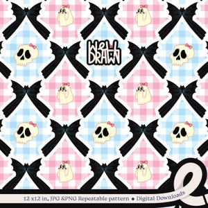 以下が含まれることがあります： 黒いコウモリの羽、ピンクのリボンが付いた漫画の骸骨、ピンクのリボンが付いた幽霊のキャラクターが、ピンクと青のギンガムチェックの背景に繰り返されるデジタルパターン。 「WEIRD DRAWN」の文字も含まれています。