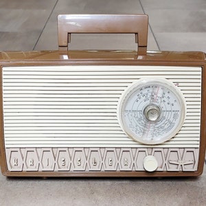 Vintage Kreisler 11-99 Portable Mains Mantle Valve Radio