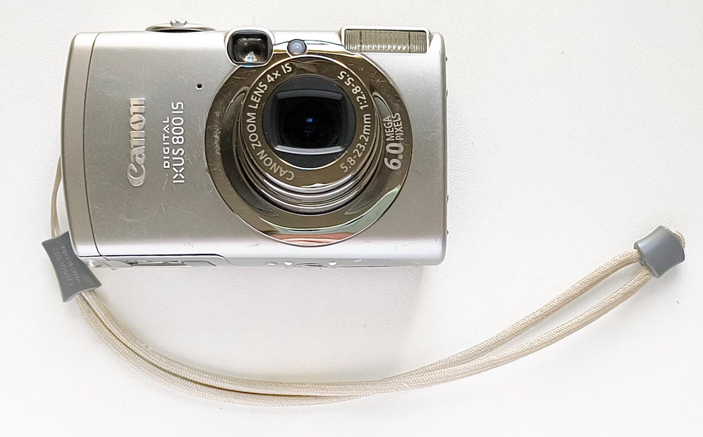 Canon IXUS 800IS - 6.0 Mega Pixel Point and Shoot Digital Camera