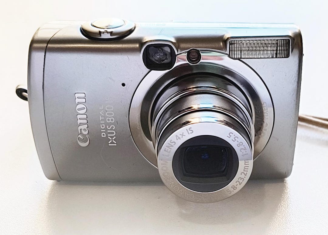 Canon IXUS 800IS - 6.0 Mega Pixel Point and Shoot Digital Camera