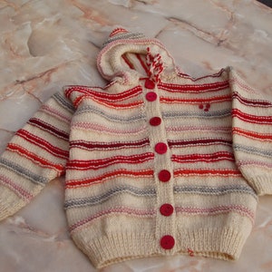 Children&#39;s hooded jacket, size 134, color white, with stripes in red, pink, gray, red buttons, washable at 40 degrees with the wool program, unique