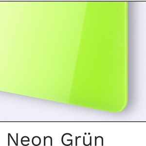 Weiß-grüne Plastikplatte Mit Abwärtspfeil An Einer Leuchtend