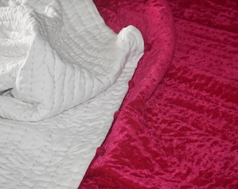 Trapunta in velluto fucsia: copriletto in cotone cucito a mano con pompon, ideale come regalo per la festa del papà.