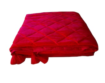 Trapunta in velluto fucsia: copriletto in cotone cucito a mano con nappe, ideale come regalo per la festa del papà.