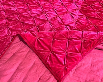 Trapunta in velluto con pompon fucsia: coperta accogliente cucita a mano, regalo per la festa del papà.