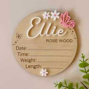 Plaque de faire-part de naissance fleurs papillon | Faire-part bébé personnalisé | Panneau en bois | Nouveau bébé | Plaque Bonjour tout le monde personnalisée
