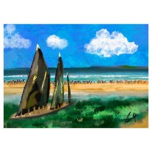 Op de afbeelding: Een schilderij met drie zwarte zeilboten op een strand met een blauwe lucht en witte wolken. De zeilboten bevinden zich op de voorgrond en het strand op de achtergrond. Er zijn mensen op het strand te zien.
