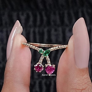 Anello di fidanzamento in oro giallo massiccio 10 carati / Anello con smeraldo e rubino / Anello a ciliegia delicato a forma multipla / Regalo di compleanno per la persona amata