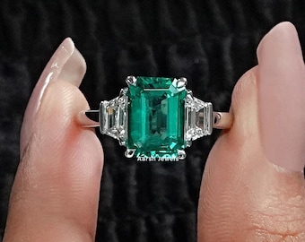 Emerald Gemstone Three Stone Wedding Ring / Side Trapezoid Cut Lab Grown Diamond Trilogy Ring / 14K Solid Gold CVD Diamond Ring For Her