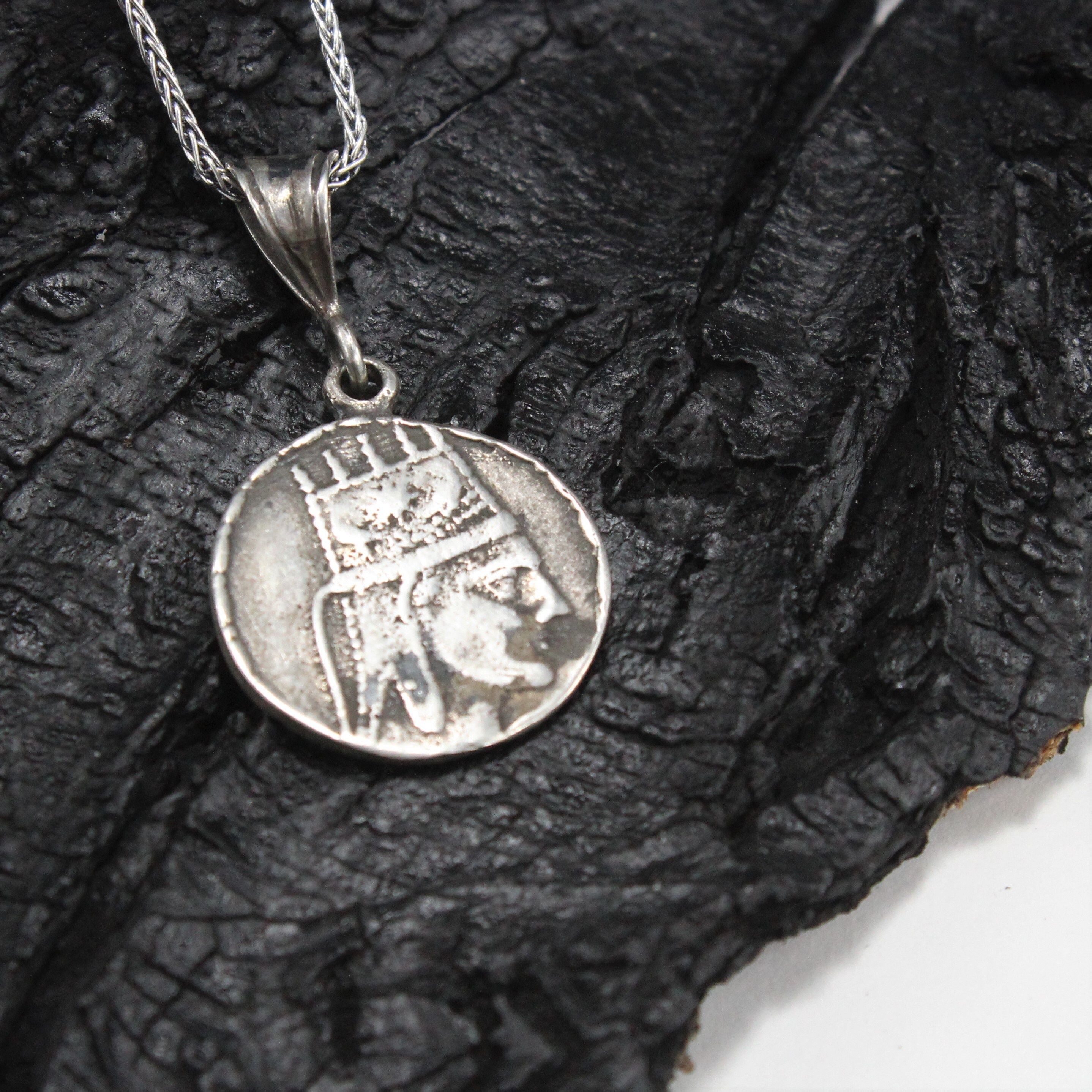 медальоны для мужчин. мужской медальон из серебра. мужской медальон. кулон мужской монета. круглая подвеска мужская.