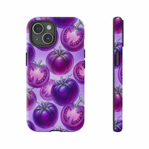 Puede incluir: Funda de teléfono con un patrón de tomates morados, enteros y cortados por la mitad, sobre un fondo lila claro. La funda tiene un borde negro y un recorte para la cámara.