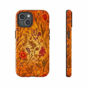 Op de afbeelding: Een telefoonhoesje met een levendig bloemenpatroon in oranje, rode en gele tinten. Het ontwerp toont gedetailleerde bloemen, bladeren en wijnstokken, wat een botanische esthetiek creëert. De zijaanzicht toont het slanke profiel van de hoes en de voortzetting van het bloemenpatroon.