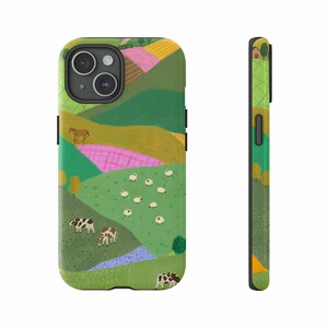 Puede incluir: Funda de teléfono con un diseño de paisaje colorido. Muestra colinas verdes, campos rosas y amarillos, y un pequeño arroyo. Vacas, ovejas y un caballo están dispersos por la escena. La vista lateral muestra la continuación del diseño.