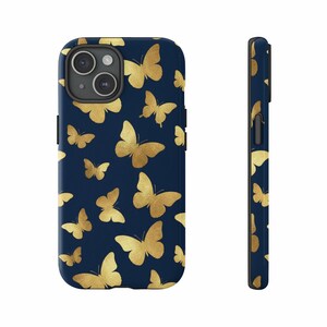 Op de afbeelding: Een marineblauwe telefoonhoes met een patroon van gouden vlinders. De hoes heeft een glanzende afwerking en een strak ontwerp. De zijaanzicht toont de dikte en de knopplaatsing. Een stijlvol accessoire.