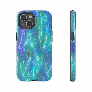 Puede incluir: Una funda de teléfono con un vibrante patrón de setas y flores estilizadas en tonos azules, morados y verdes. La funda tiene un acabado brillante y un borde negro. El diseño envuelve los lados.