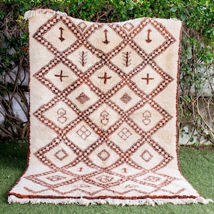 Magnifique tapis berbère marocain, tapis Mrirt, tapis fait main, tapis blanc et marron, tapis géométrique, tapis tissé à la main, carpette