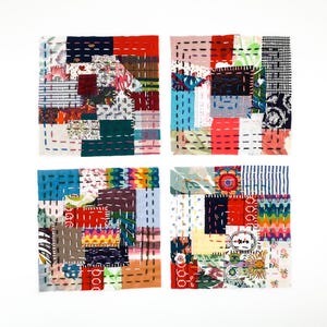 Peut inclure: Quatre carrés de tissu composés de divers morceaux de textiles colorés dans des tons de rouge, bleu, vert et jaune. Chaque carré est assemblé à partir de multiples pièces à motifs jointes par des points de broderie visibles.