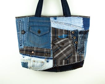 Bolso de hombro de mezclilla reciclada con patchwork, cosido a mano, con asa superior, bolsillos y botones, estilo boho hippie artesanal.