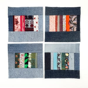 Op de afbeelding: Vier denim vierkanten met een patchwork ontwerp. Elke vierkant heeft een denim rand die een rechthoekig middenstuk omlijst, bestaande uit verticale stoffen stroken in verschillende kleuren en patronen, waaronder bloemen en strepen.